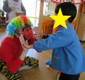 ひまわりに鬼がやってきました。